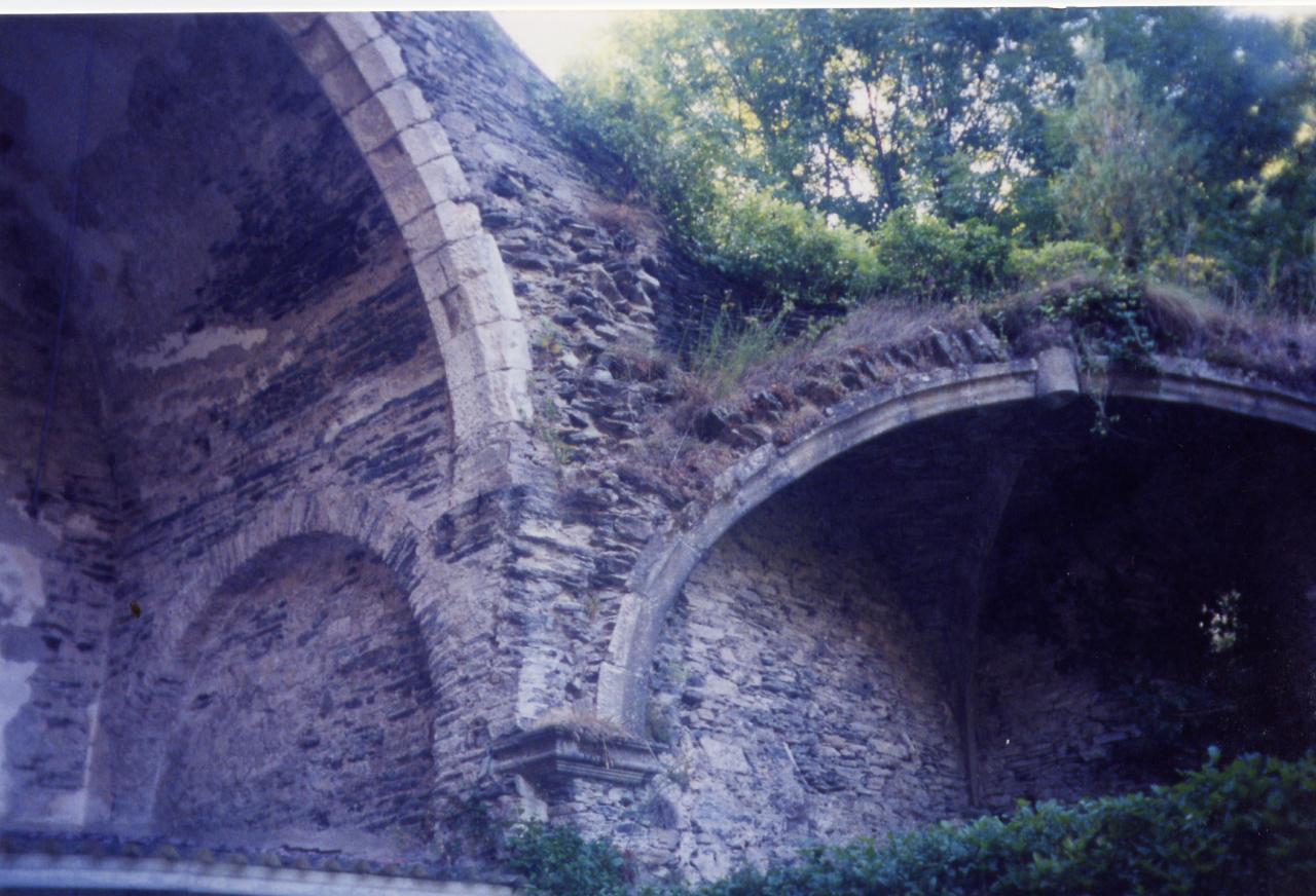 AE Ruines 2000