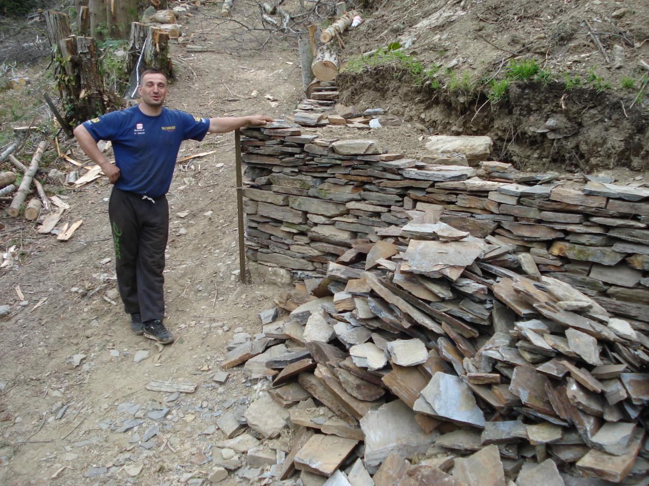 Construction du mur en pierres sèches, José et Simon (13)