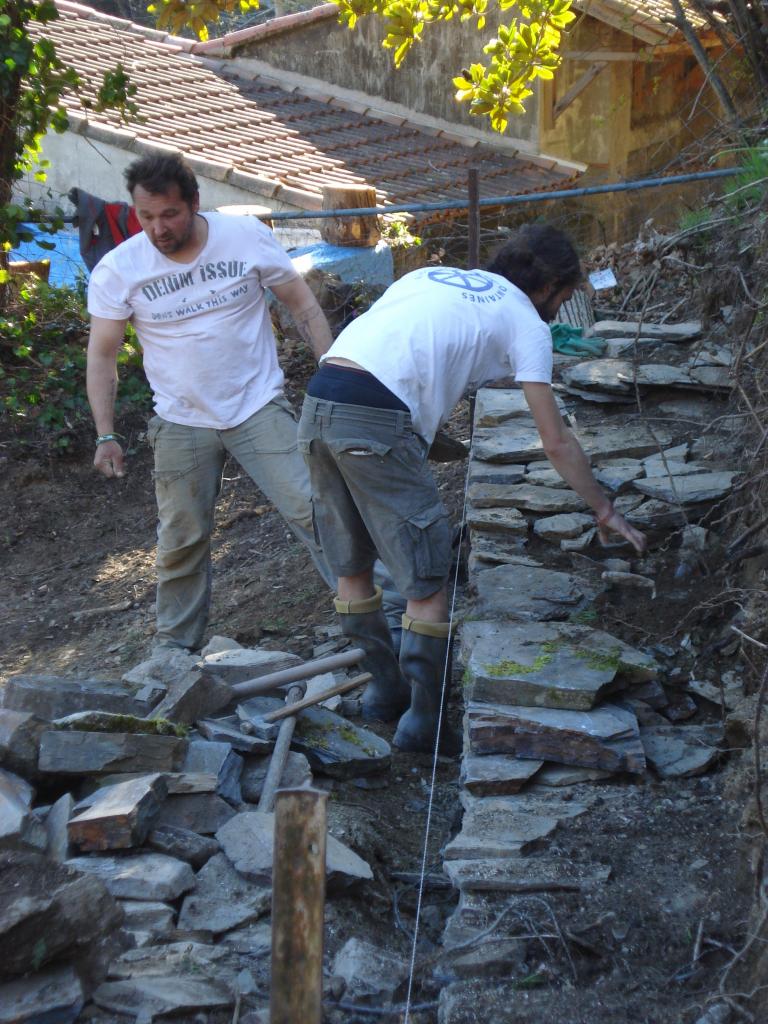 Construction du mur en pierres sèches, José et Simon (2)