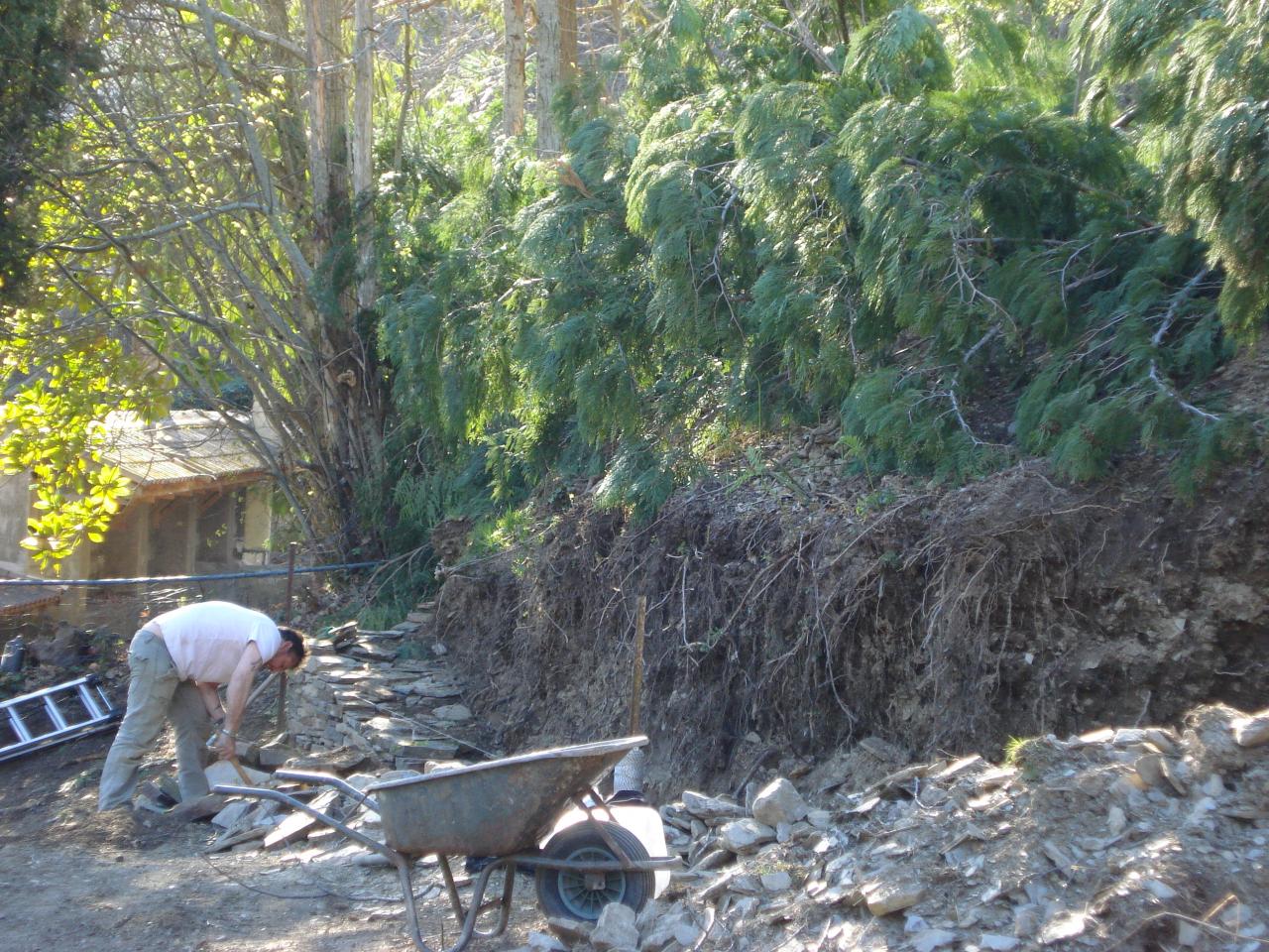 Construction du mur en pierres sèches, José et Simon (4)