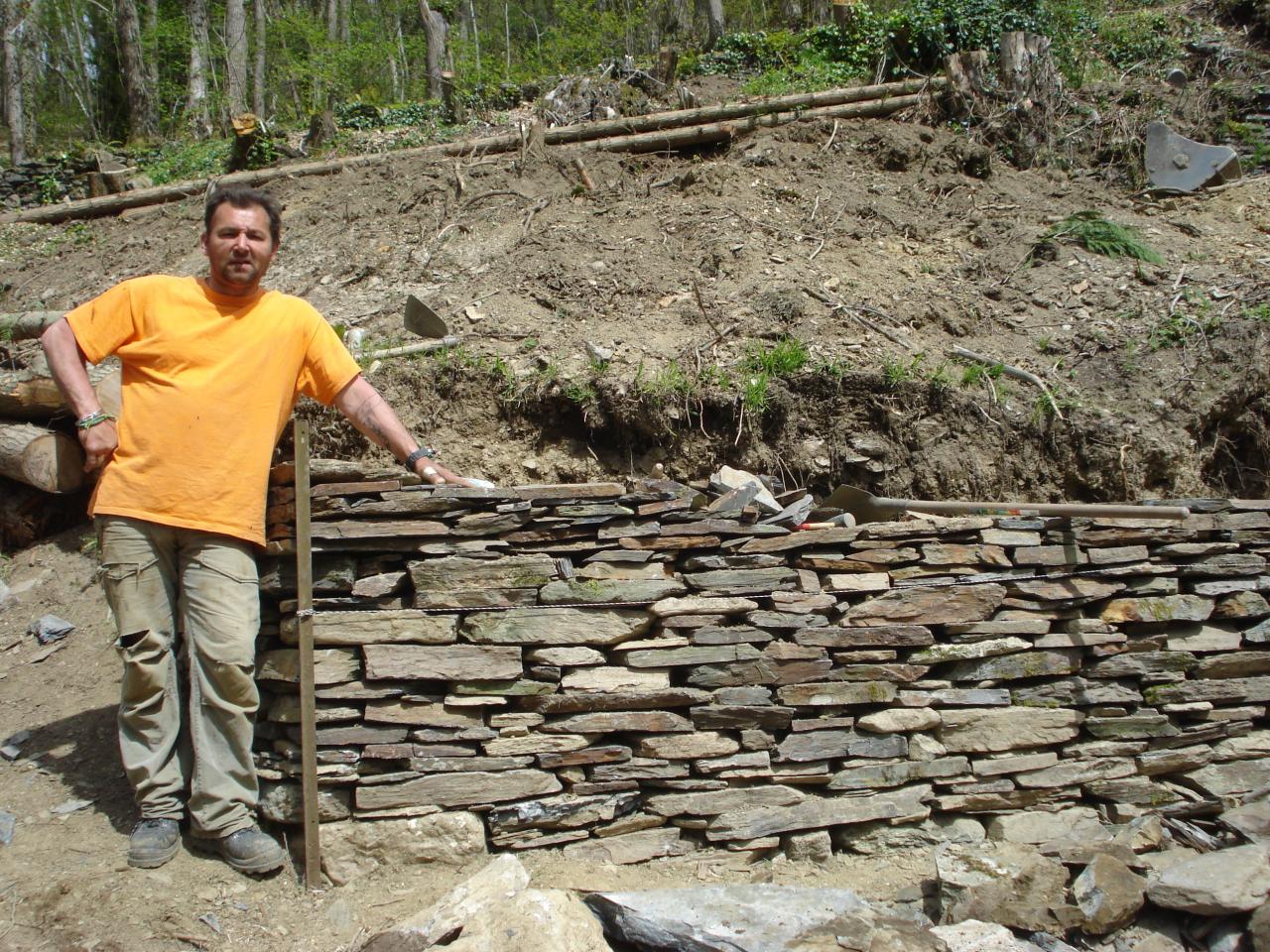 Construction du mur en pierres sèches, José et Simon (8)